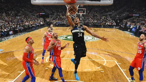 Giannis Antetokounmpo brilla con Milwaukee Bucks ante Philadelphia 76ers el pasado 6 de febrero. (Foto: Getty Images).