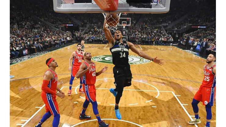 Giannis Antetokounmpo brilla con Milwaukee Bucks ante Philadelphia 76ers el pasado 6 de febrero. (Foto: Getty Images).
