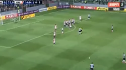 ¡Está loco! ¡Le pegó desde ahí y clavó un golazo infernal de tiro libre!