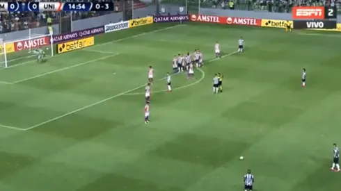 ¡Está loco! ¡Le pegó desde ahí y clavó un golazo infernal de tiro libre!