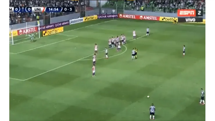 ¡Está loco! ¡Le pegó desde ahí y clavó un golazo infernal de tiro libre!