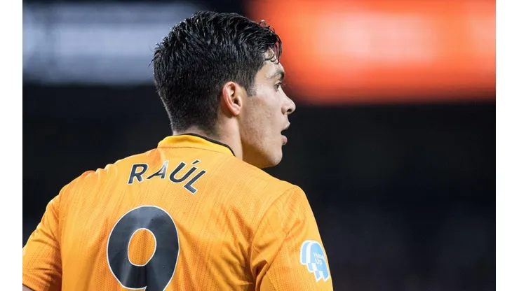 ¡Raúl Jiménez rechazó y Rui Patrício le erró al balón!