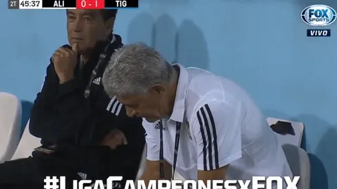 Ricardo Ferretti no puede creer el penalti que ha hecho Carlos Salcedo.