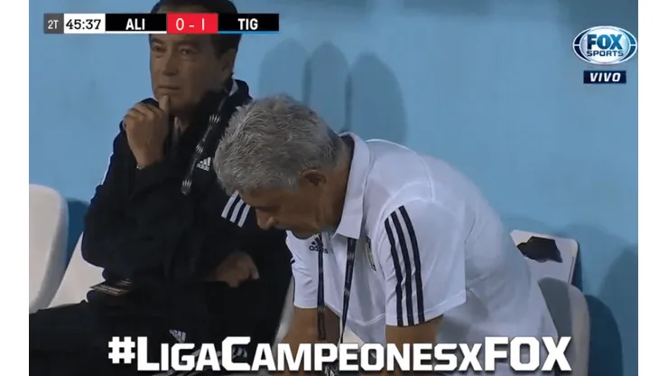Ricardo Ferretti no puede creer el penalti que ha hecho Carlos Salcedo.