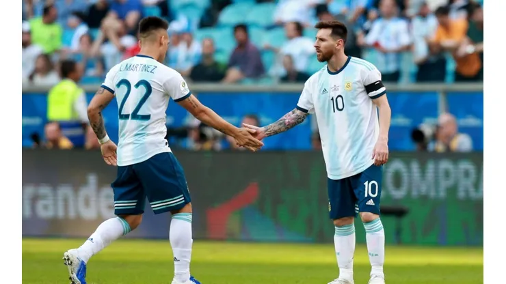 Foto de Lautaro Martínez junto a Lionel Messi.