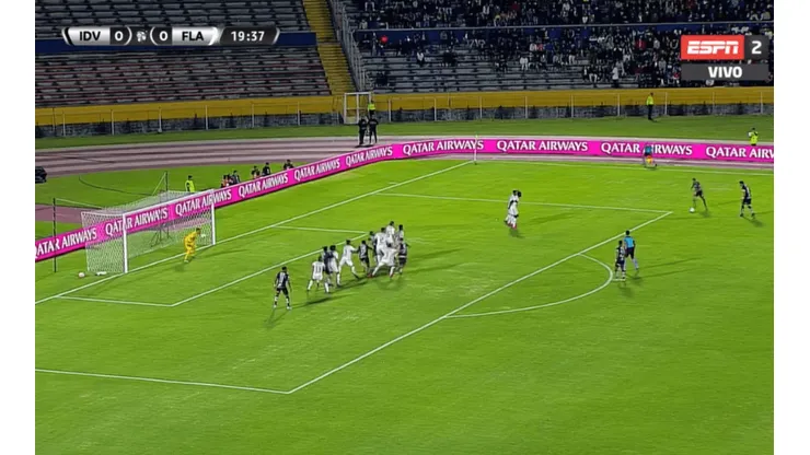 ¡Qué golazo, por favor! El tiro libre de Murillo para el 1-0 ante Flamengo