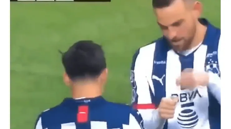 ¡Qué raro! El curioso festejo de gol de Alvarado y Janssen