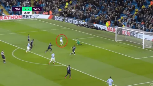 Video: Gabriel Jesus quedó mano a mano, canchereó y terminó desperdiciando una situación única