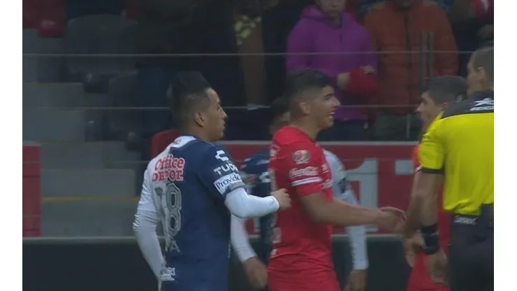 Cueva usó la número 18 en su primer partido.