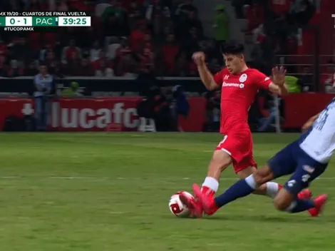 La dura entrada por la que fue expulsado Raúl López en el Pachuca