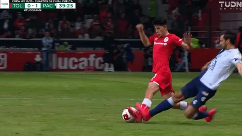 La dura entrada por la que fue expulsado Raúl López en el Pachuca