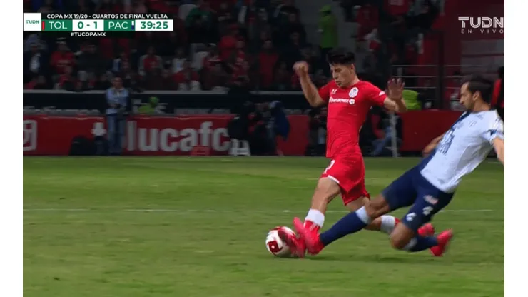 La dura entrada por la que fue expulsado Raúl López en el Pachuca