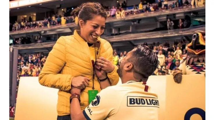 ¡Príncipe Azul-crema! Aficionado pidió matrimonio en el triunfo del América