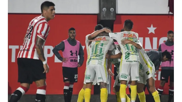 Defensa sorprendió a Estudiantes y ganó 2 a 1 de visitante