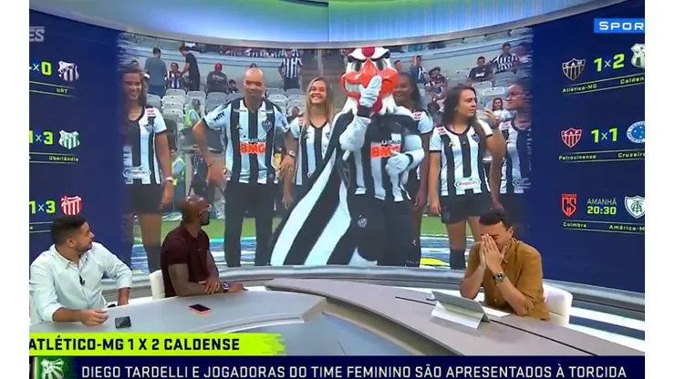 Video: desagradable gesto de la mascota de Atlético Mineiro en la presentación del equipo femenino