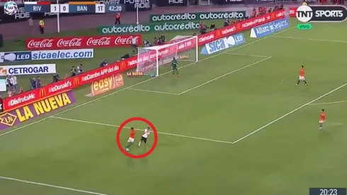 La dura entrada de Matías Suárez.