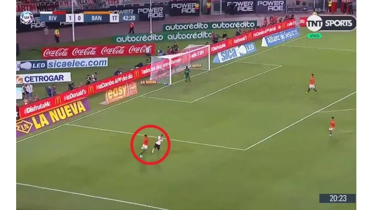 La dura entrada de Matías Suárez.