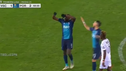 Así se fue Marega del campo de juego.