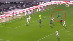 Tecatito quedó mano a mano y tiró el balón a la tribuna