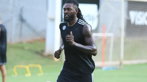 Adebayor subió su primera foto entrenando y los hinchas de Olimpia se volvieron locos