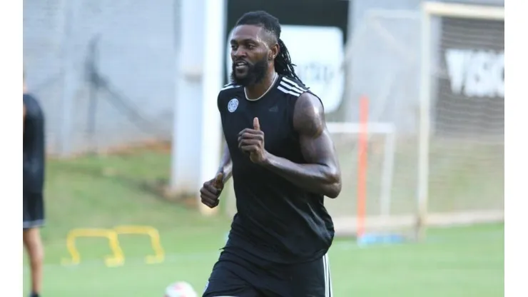 Adebayor subió su primera foto entrenando y los hinchas de Olimpia se volvieron locos