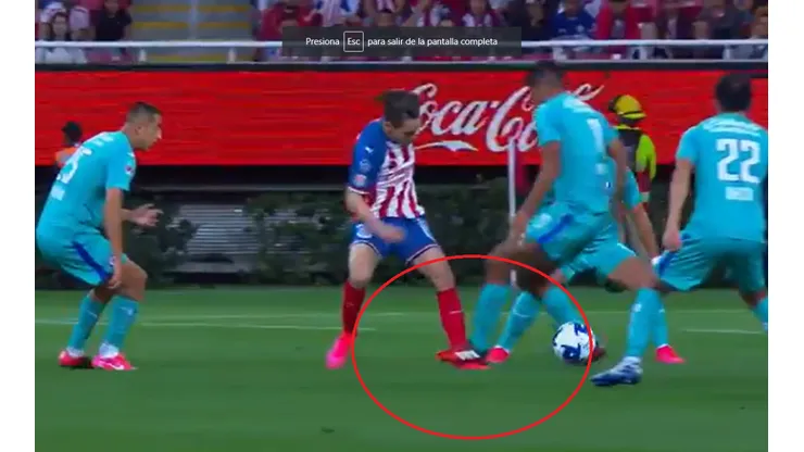 Video inédito: la fuerte falta a Ricardo Angulo previa al gol de Cabecita