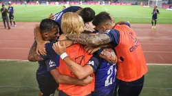 Abrazo emotivo de todo Talleres.