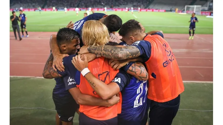 Abrazo emotivo de todo Talleres.