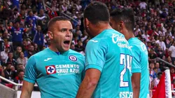 Cruz Azul venció a Chivas por 2-1.