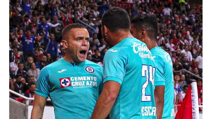 Cruz Azul venció a Chivas por 2-1.