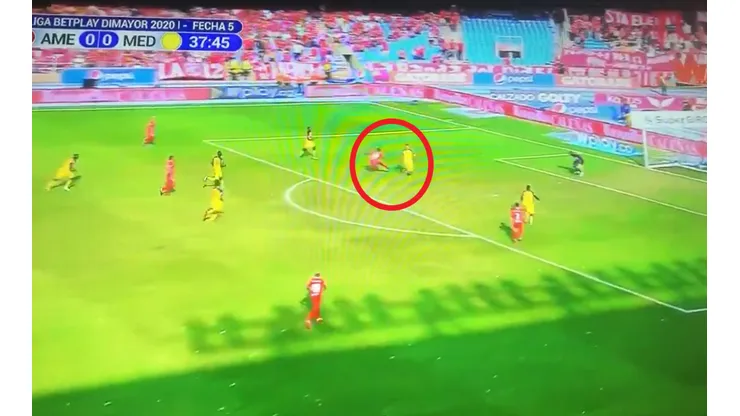 La tremenda pifia de Adrián Ramos: casi manda el balón por fuera del estadio