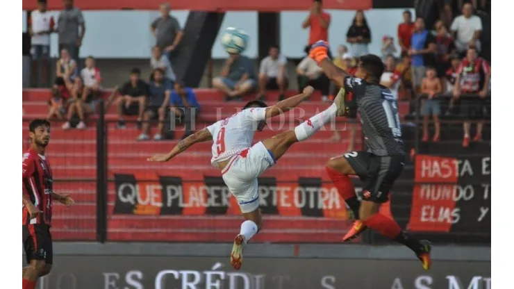 Terrible patada voladora de Walter Bou.