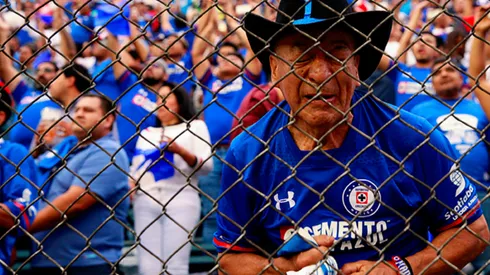 Esta es una de las imágenes que mejor describe el sufrimiento de la afición de Cruz Azul.
