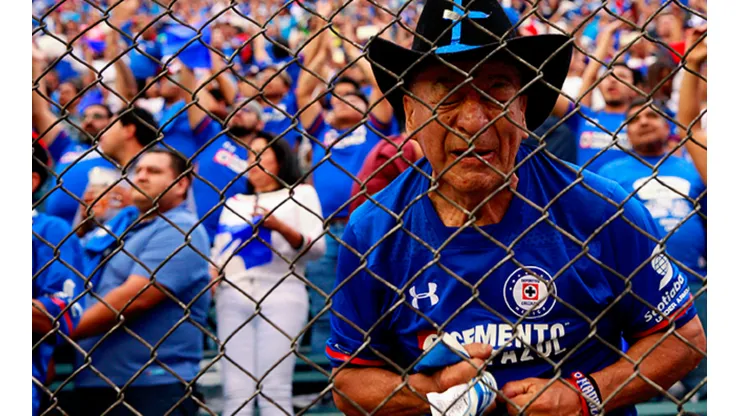 Esta es una de las imágenes que mejor describe el sufrimiento de la afición de Cruz Azul.