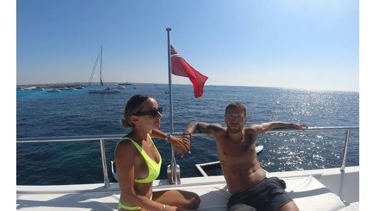 Foto del Papu Gomez con su pareja.
