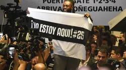 Video: con canción especial incluida, así recibió la gente de Olimpia a Adebayor