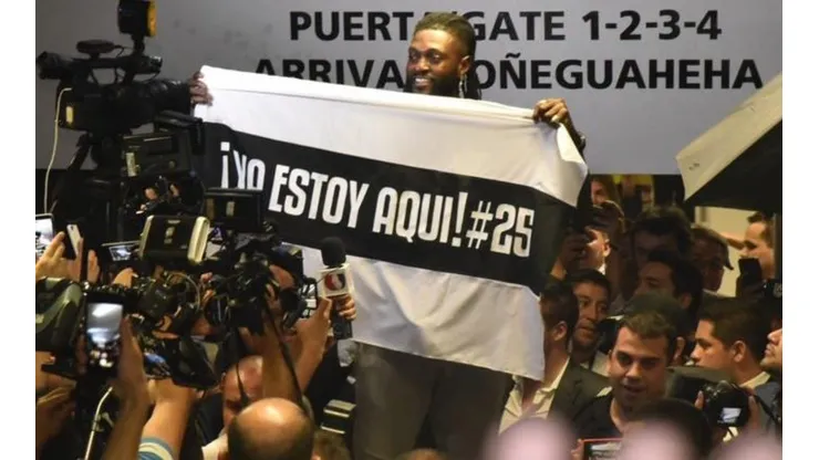 Video: con canción especial incluida, así recibió la gente de Olimpia a Adebayor