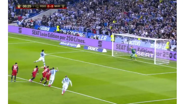 Oyarzabal le enseñó a Blackburn cómo se patea saltando y metió un golazo