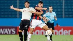 Dos Santos terminó un poco golpeado el partido en Paraguay.