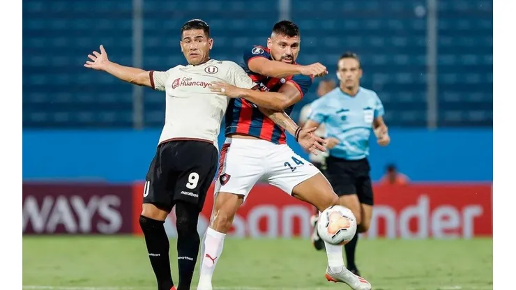 Dos Santos terminó un poco golpeado el partido en Paraguay.