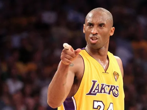 Kobe Bryant se preparaba para la temporada... ¡Nadando con tiburones!