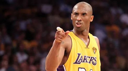 Kobe Bryant se preparaba para la temporada... ¡Nadando con tiburones!