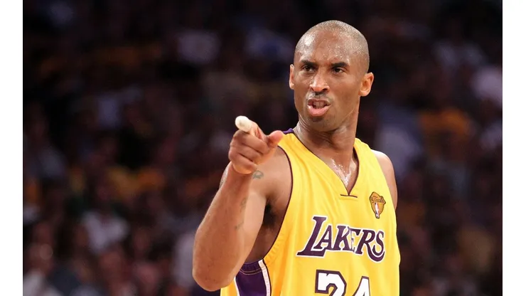 Kobe Bryant se preparaba para la temporada... ¡Nadando con tiburones!