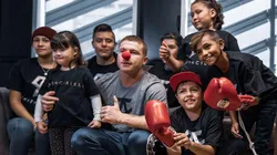 El boxeador ayudará a la institución Nariz Roja.