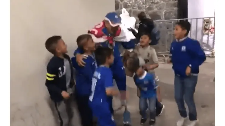 El hermoso video de unos niños alentando a Cruz Azul con su abuelo