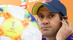 Y para acabar de rematar, Reyes quemó al capitán de la Selección Colombia