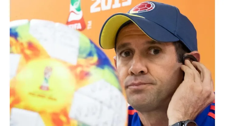 Y para acabar de rematar, Reyes quemó al capitán de la Selección Colombia