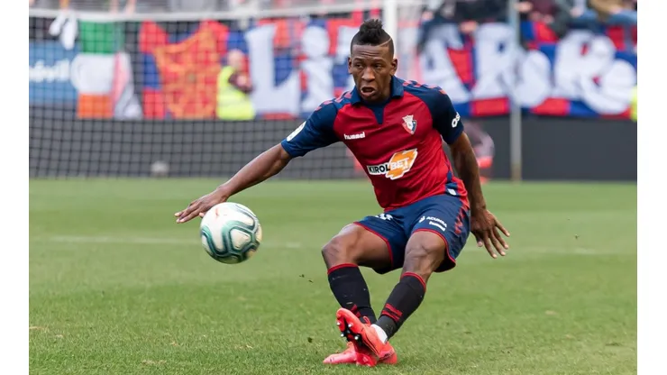 Pervis Estupiñán en un partido de Osasuna.
