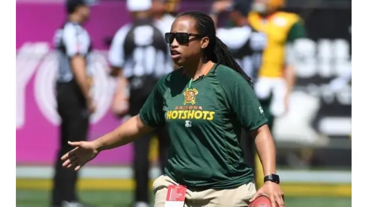 Los Redskins firman a la primera entrenadora afroamericana de la NFL.