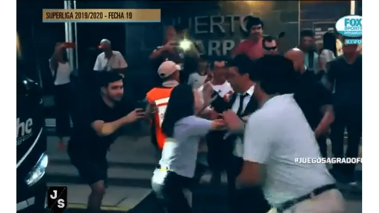 Ella quería una foto, el guardia la sacó a la fuerza y Gallardo se calentó